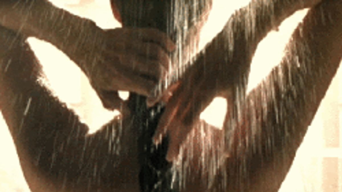 Marco Banderas принимает душ с молодой девушкой и трахается с ней