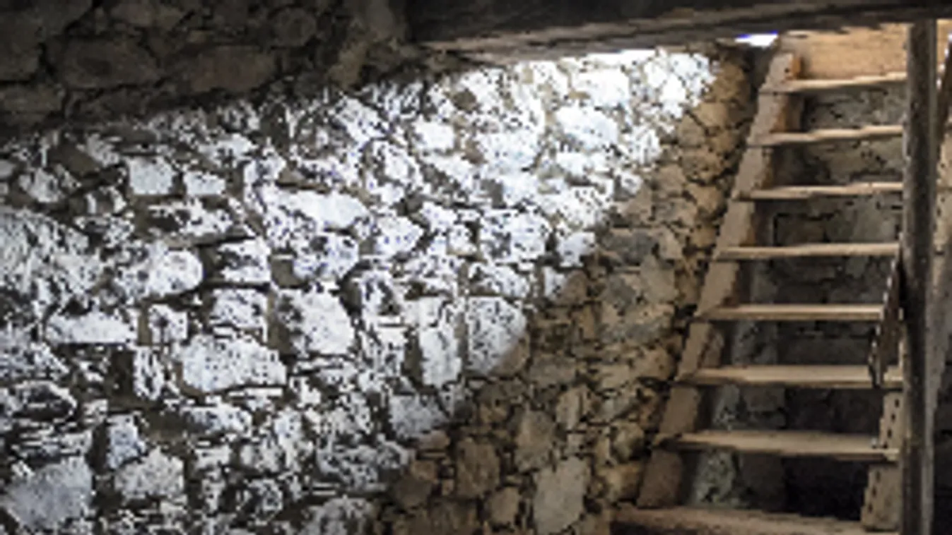 Pénzért zárnak pincébe