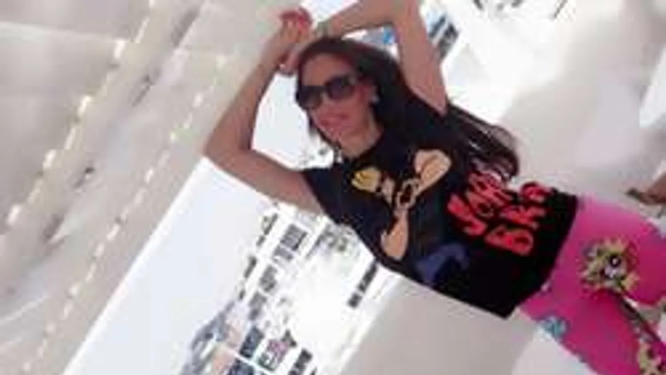 Vajna Tímea mesefigurás leggingsben lazít