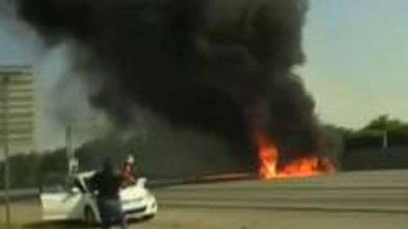 Autópályályára zuhant a repülőgép