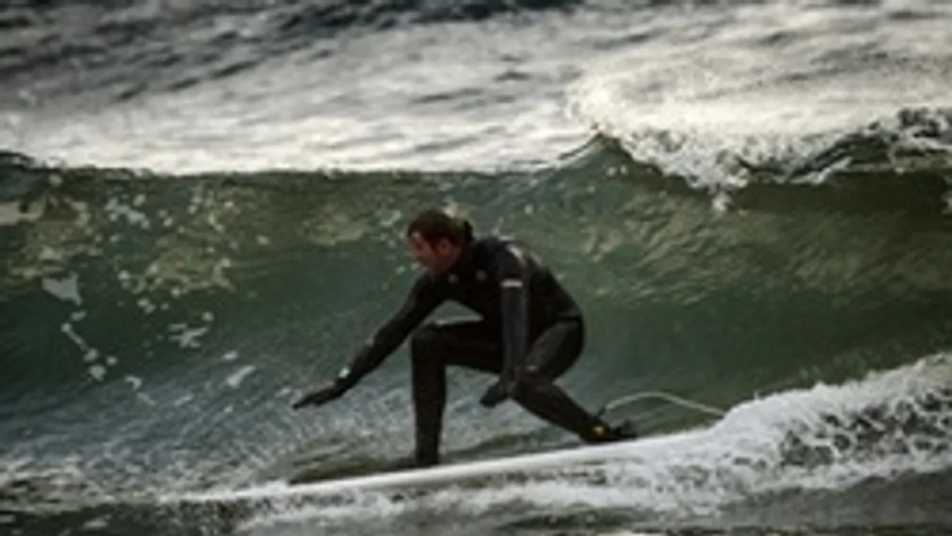 Hét emelet magas hullámon lovagolt