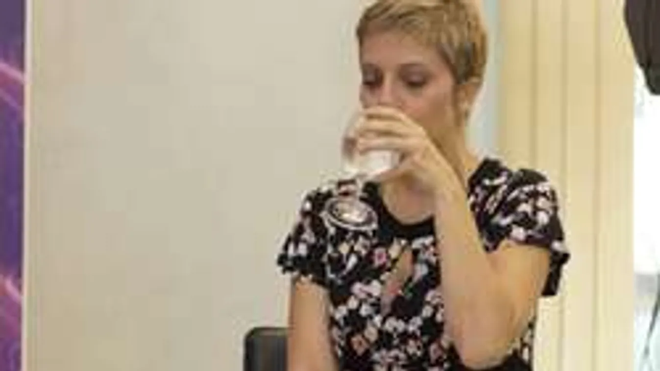 Zavarban van pocakjától Tatár Csilla?