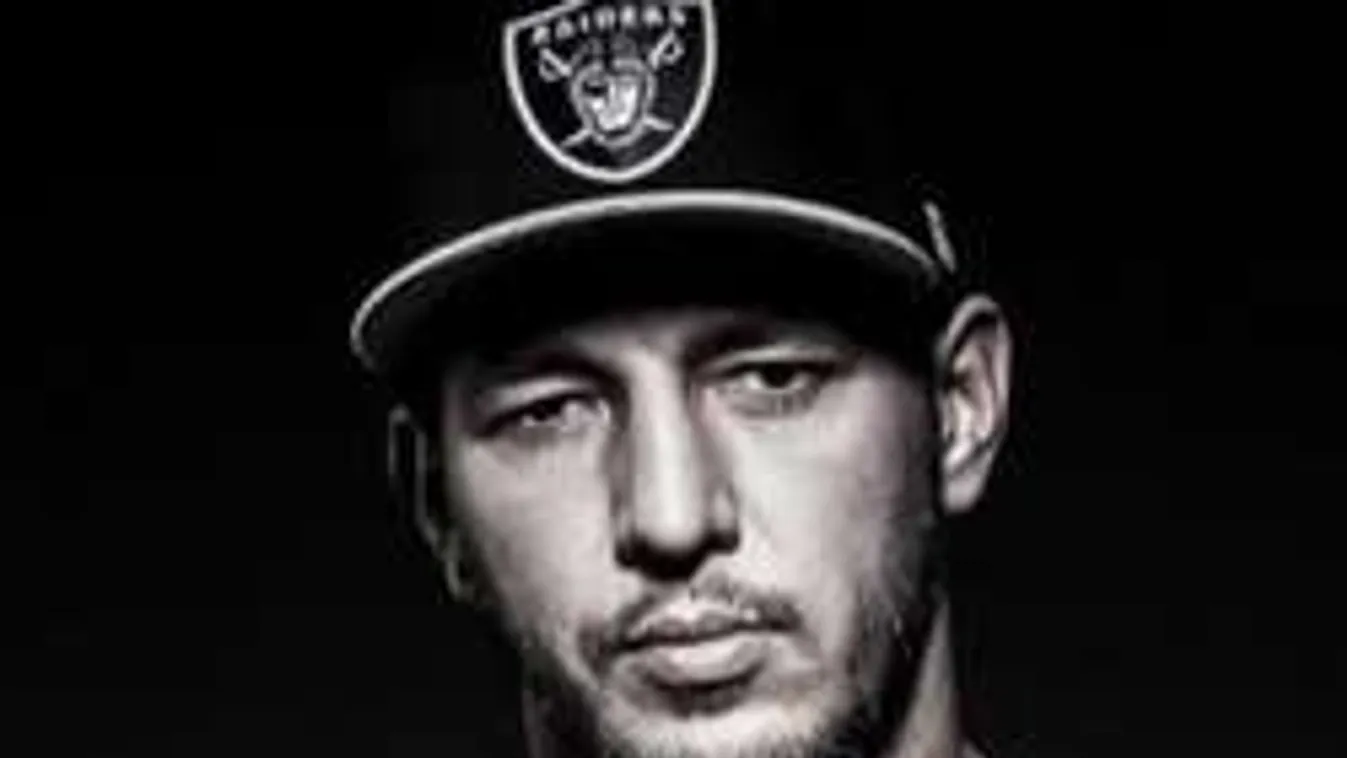 Botrányszag! Curtis tarolt, sorok kígyóztak!