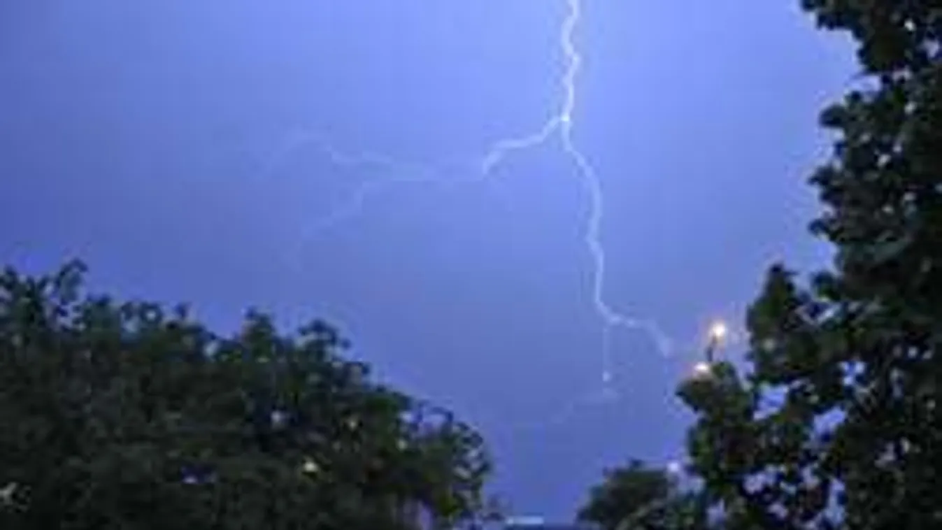 Viharriadó - Pusztító jégeső várható, heves szélrohamokkal