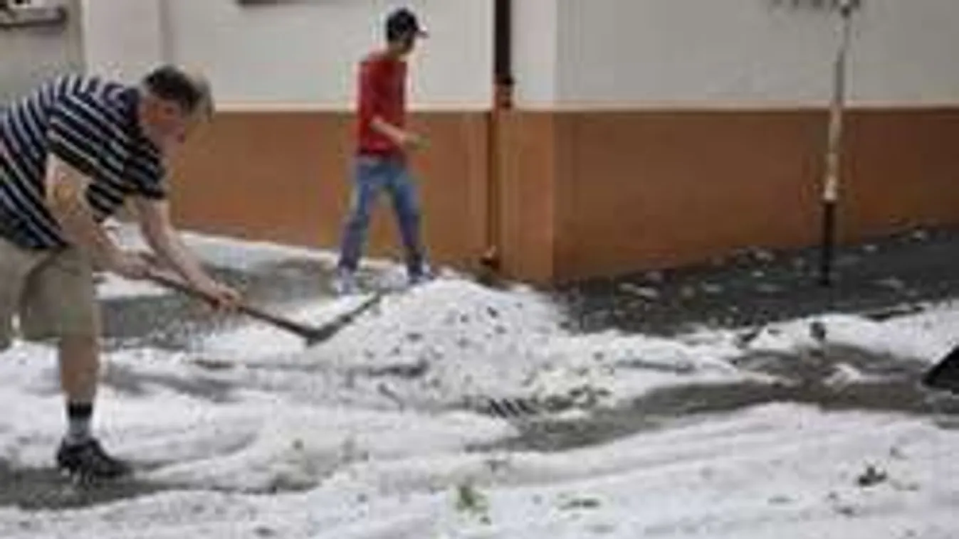 Szatmárban havat lapátolnak az utcán!