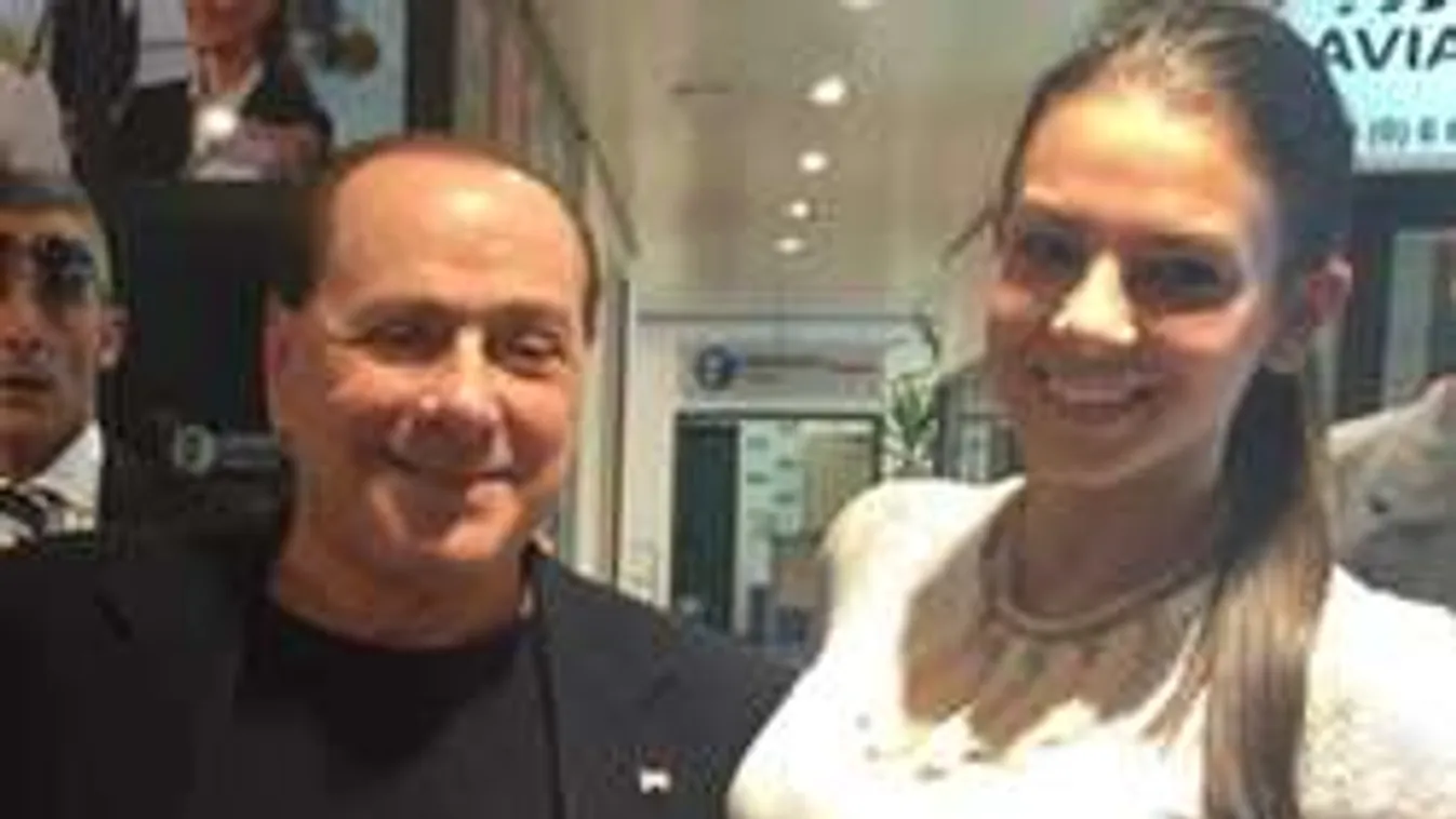HOPPÁ! Sarka Kata Berlusconival pózol