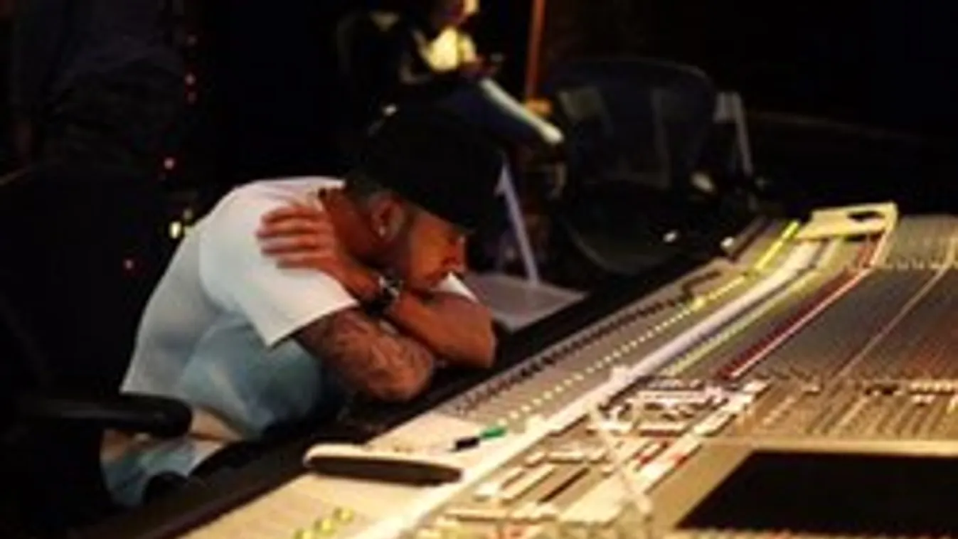 Nem csak az F1-pályákon muzsikál jól Hamilton