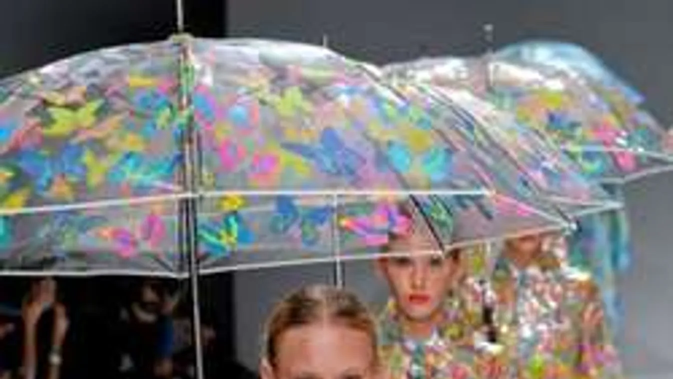 Kelts feltűnést esernyővel!