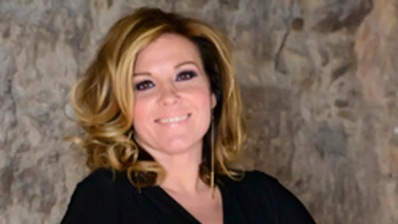 PAPARAZZI! Fiatal srác flörtölt Liptai Claudiával