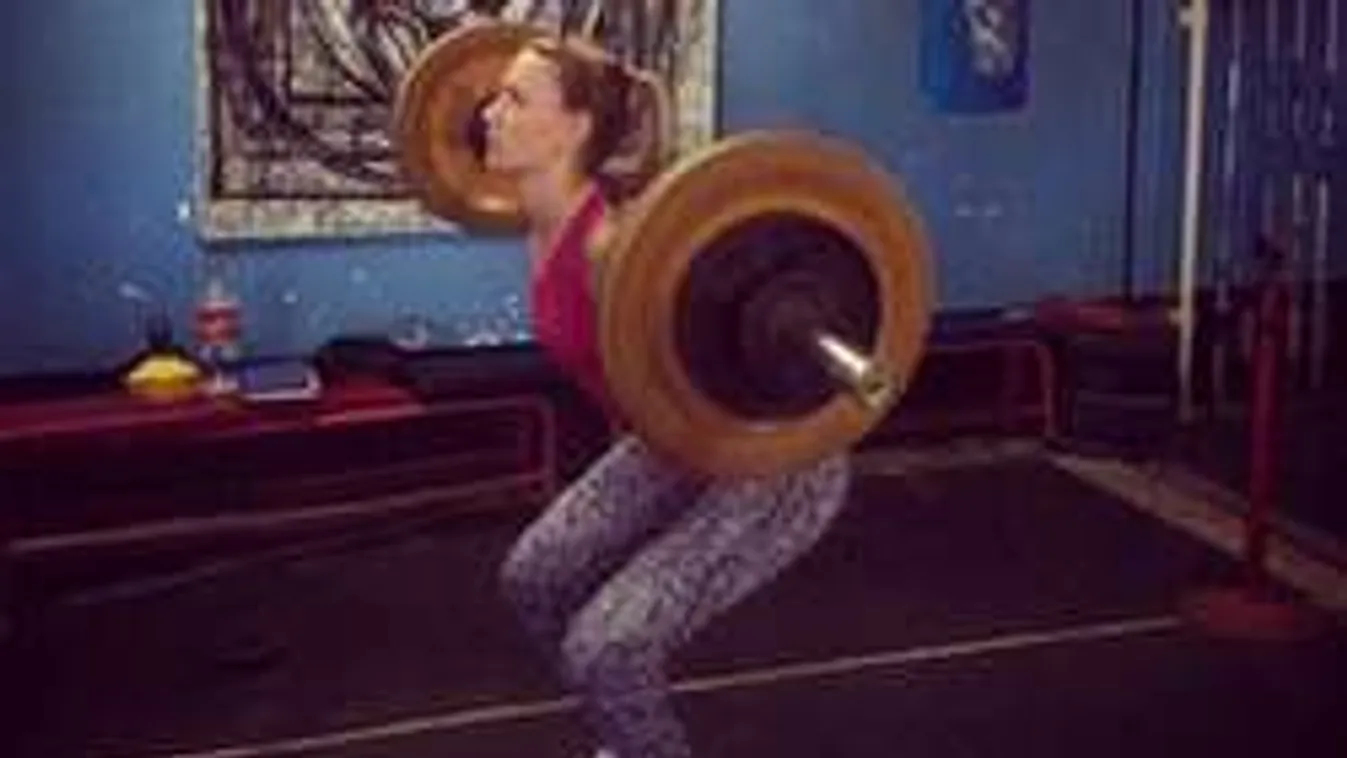 Hetven kilót emel, ejtőernyővel ugrik az amputált lábú kosaras