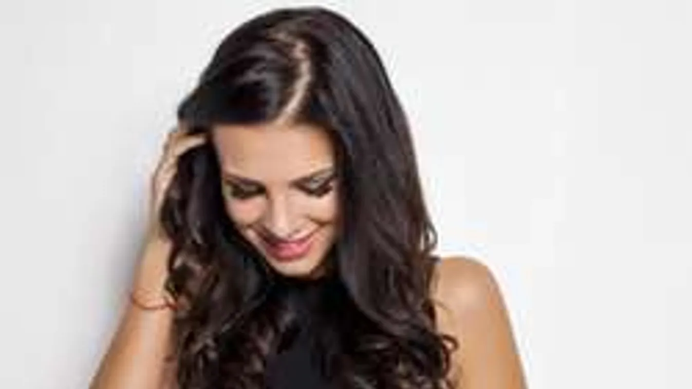 Überszexi fotó Sarka Kata dekoltázsáról