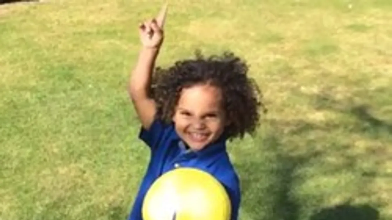 Apja nyomdokain jár a világ legcukibb focistapalántája