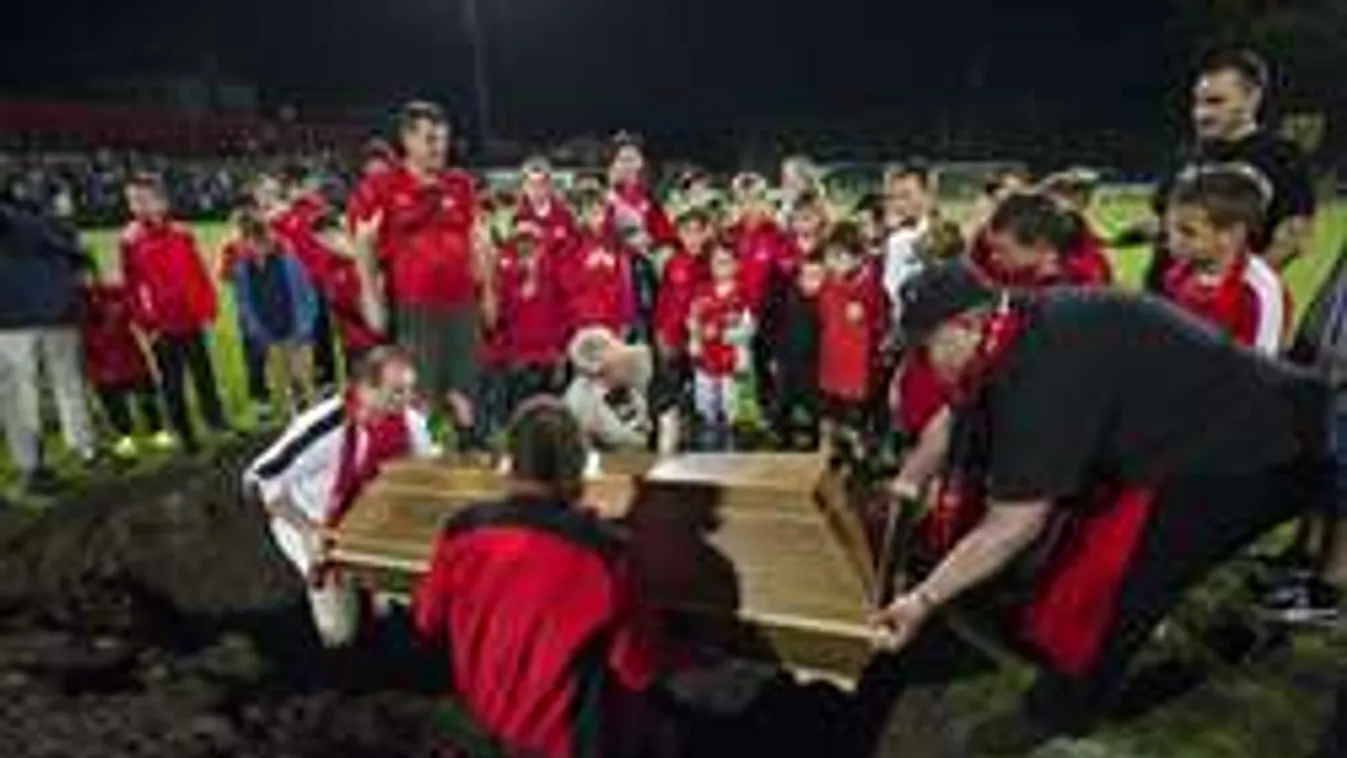 Pécsen markolóval temették el a profi focit!