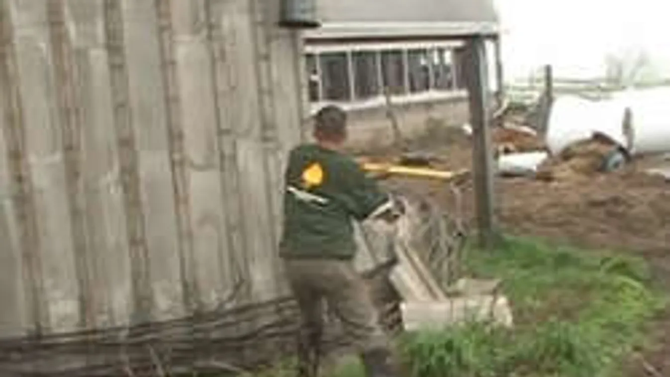 Nem fogsz hinni a szemednek! Egy őrült ledöntötte a 30 méter magas silót egyetlen kalapáccsal