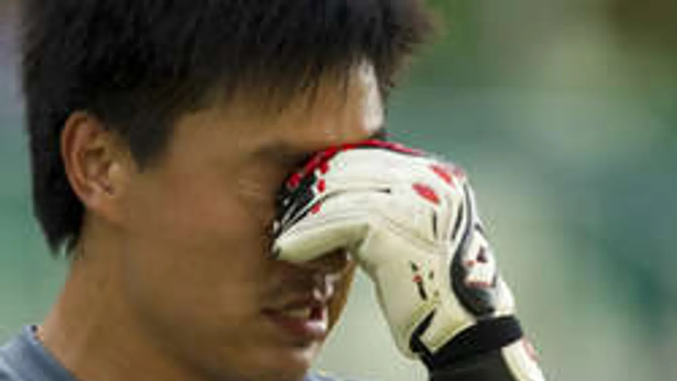 Ilyet még nem látott! Röhejes gólt kapott a szomjas kapus - videó