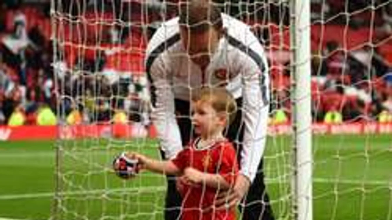 Rooney-nak beintett a fia
