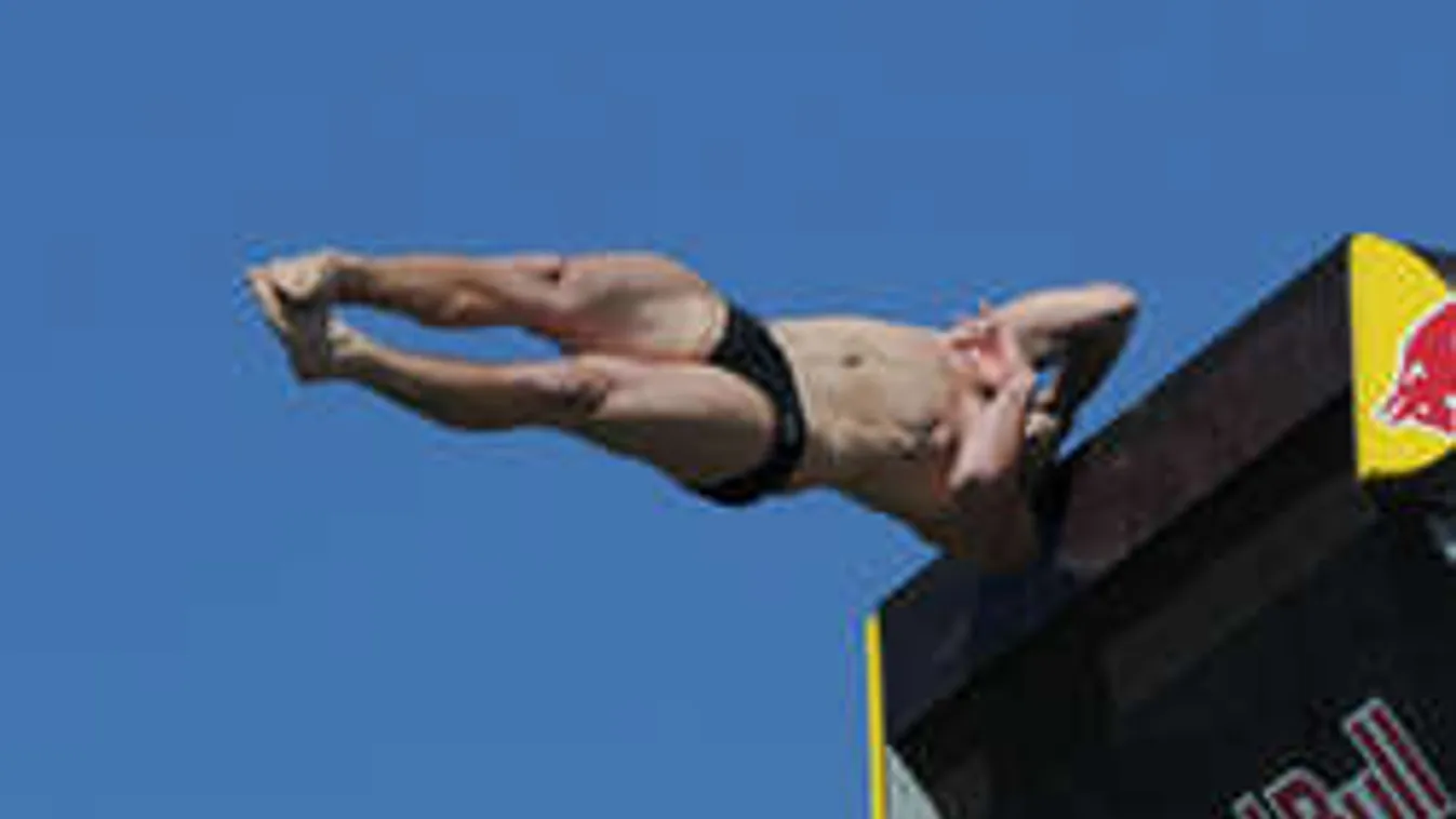 10 emeletnyi magasban verte be a fejét egy sziklaugró