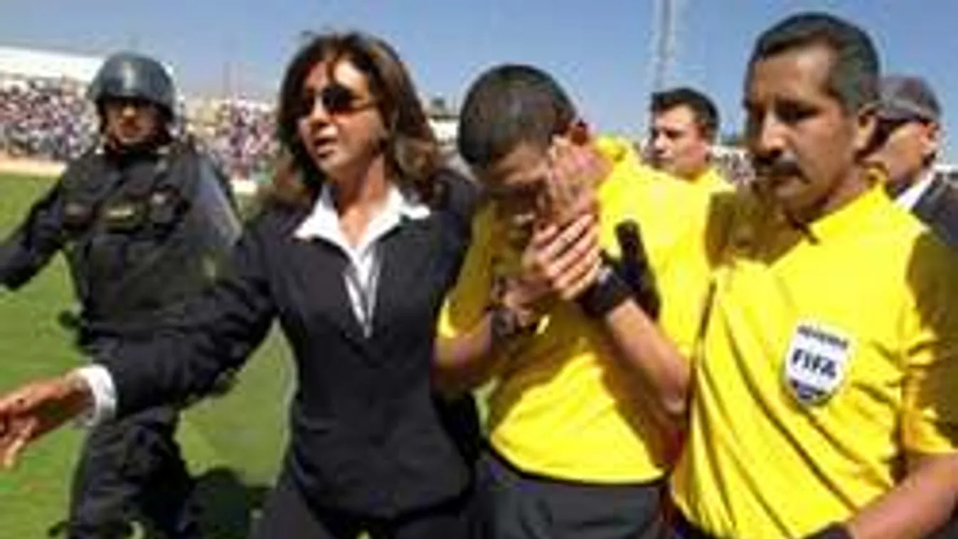 Döbbenet! Egyetlen rúgással leterítették a bírót