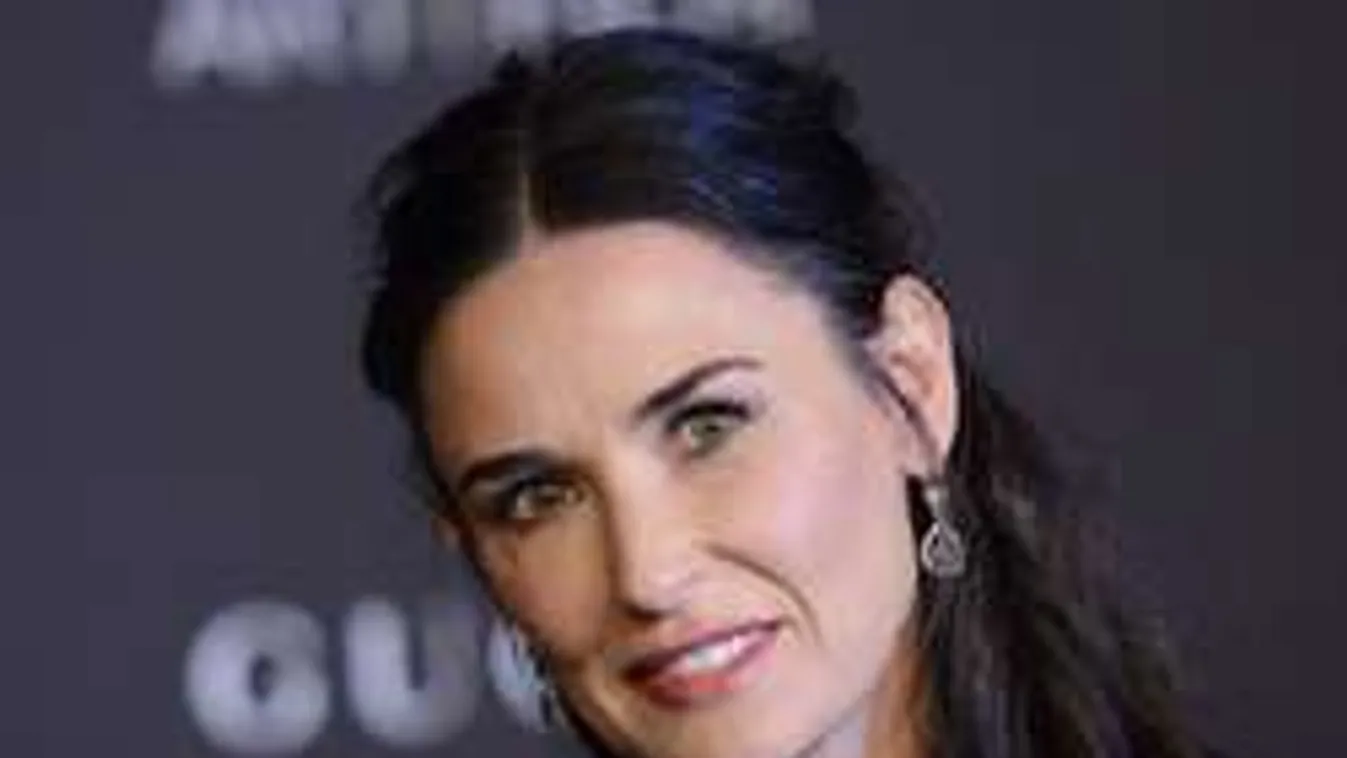 A lányaival vagy a barátnőivel pózol Demi Moore?