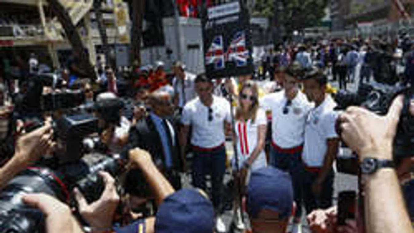 Vettel kiakadt! Hiányolta a csajokat a pályáról