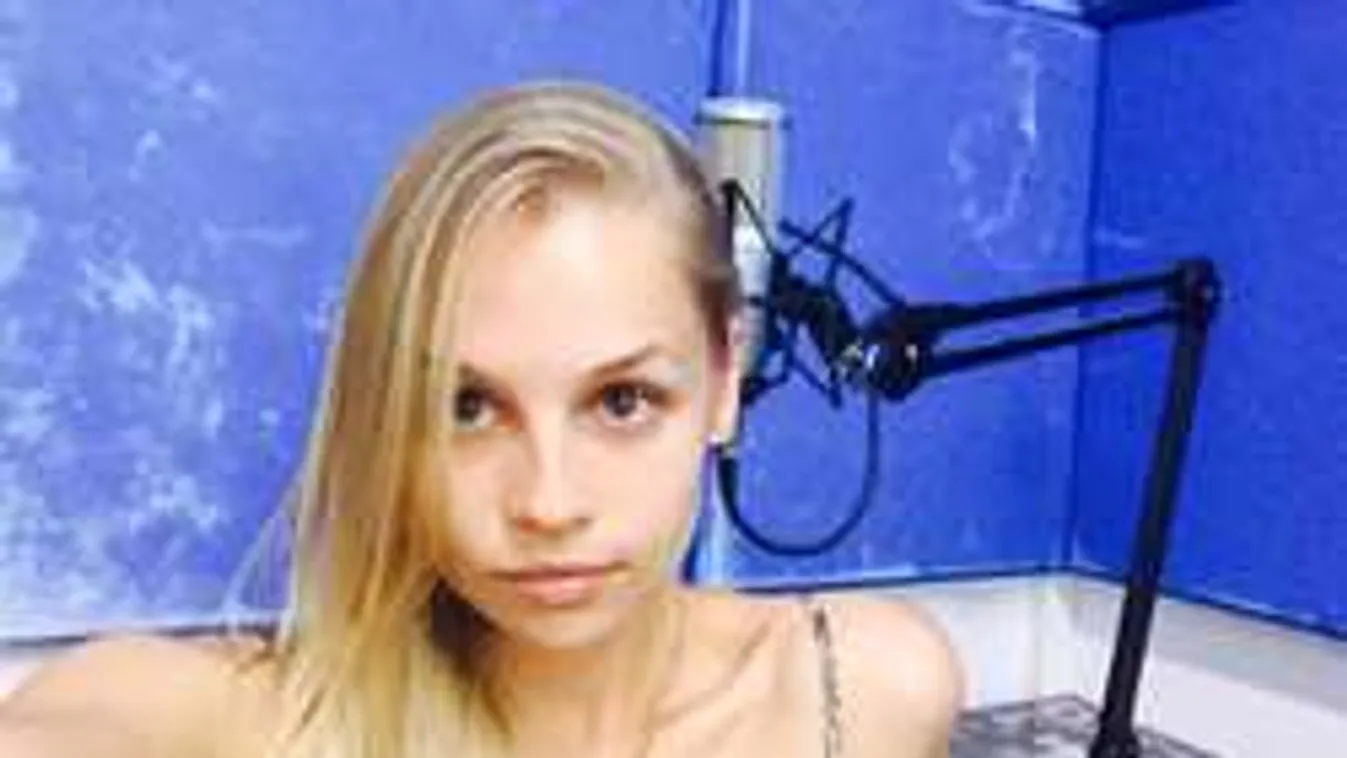 Iszak Eszter ruha nélkül szexiskedik - fotó