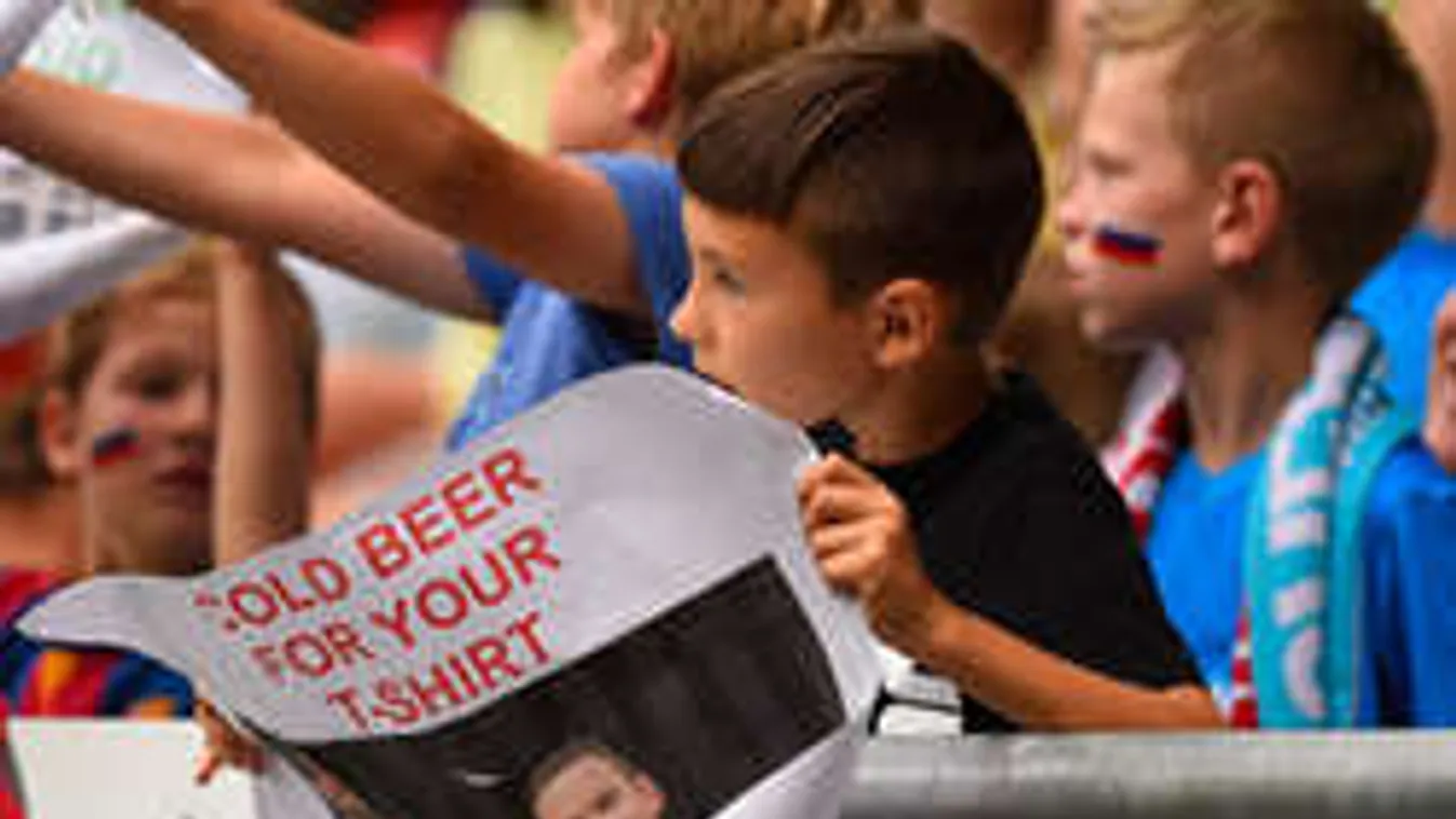 Sörrel csalogatta Rooney-t egy kisfiú az Eb-selejtezőn!