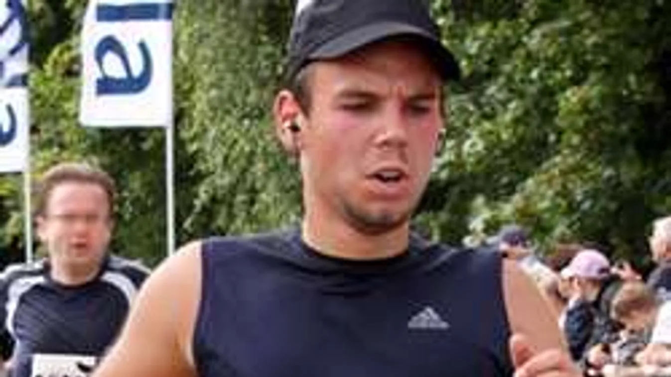 Így búcsúztak szülei a gyilkos pilótától, rendőrök őrzik a sírt