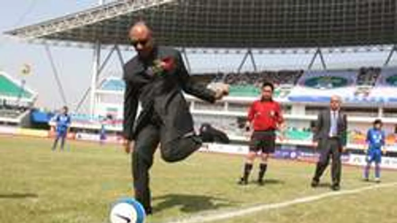 Így mulat egy kenőpénzen hizlalt futballvezér!