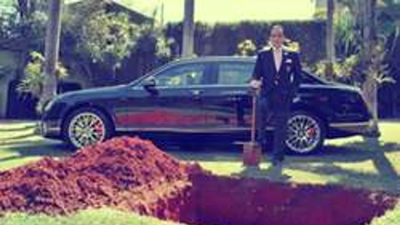 Már a túlvilágra készül, eltemette több százmilliós autóját- Fotók