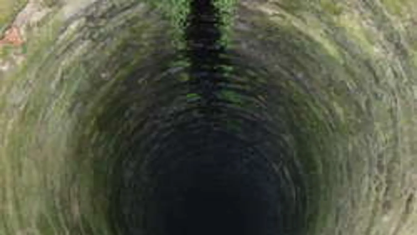 Egy magányos éjszaka után mentették ki a nagypapát a kútból