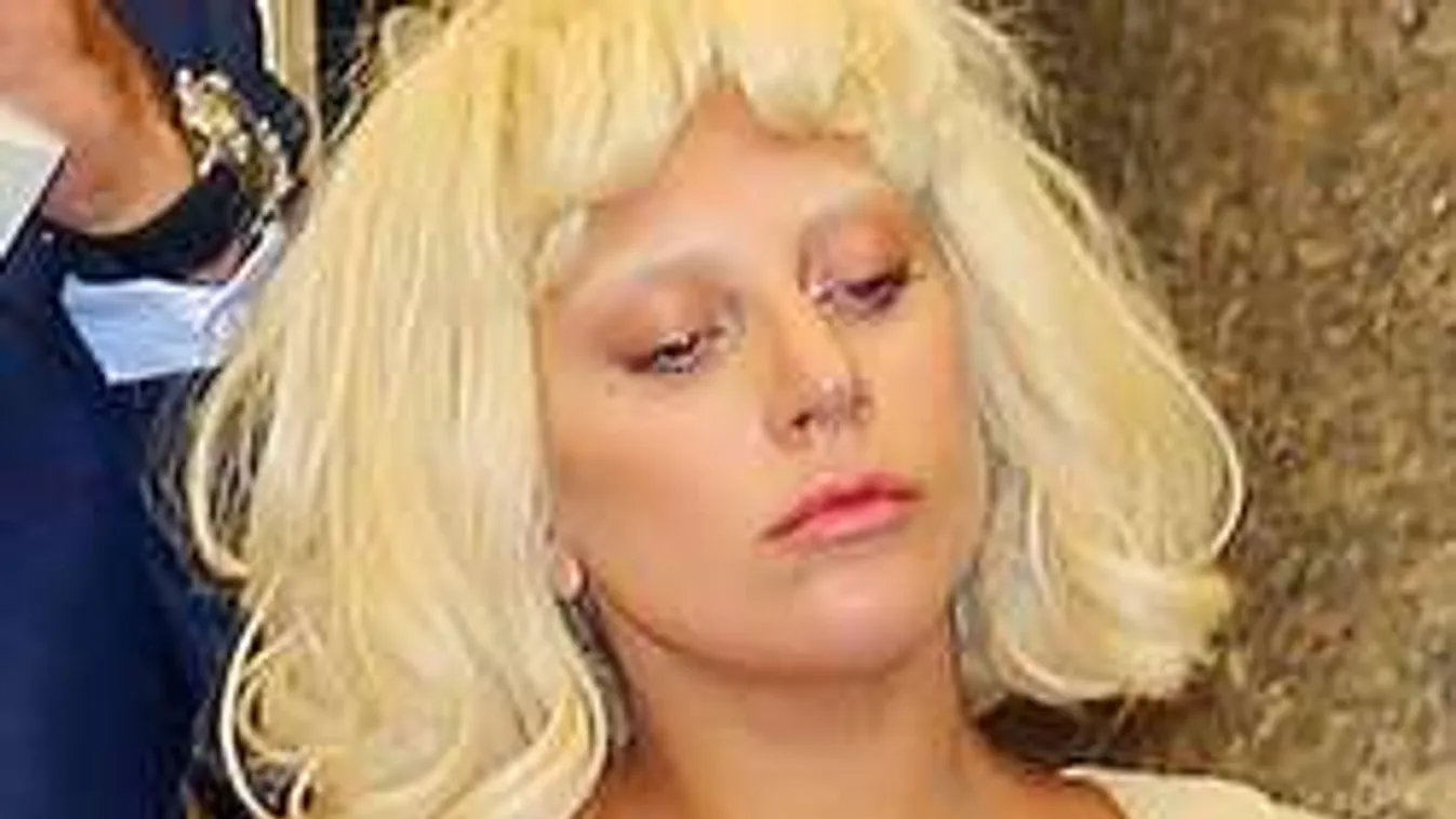 Kibukkanó keblekkel pizzázott a gigasztár - Fotó