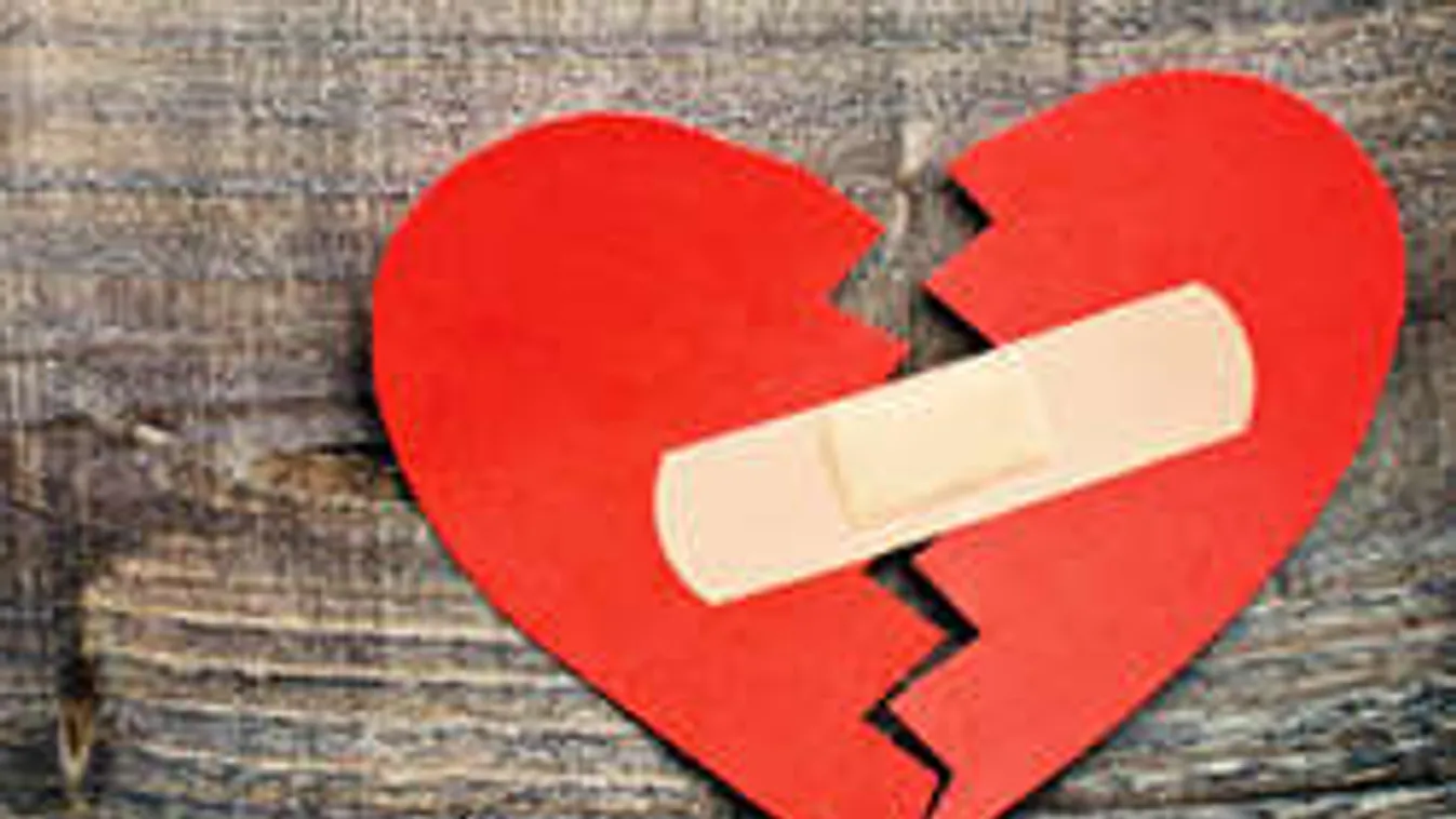 Szerelmi bánat miatt öklöztek a falba a srácok