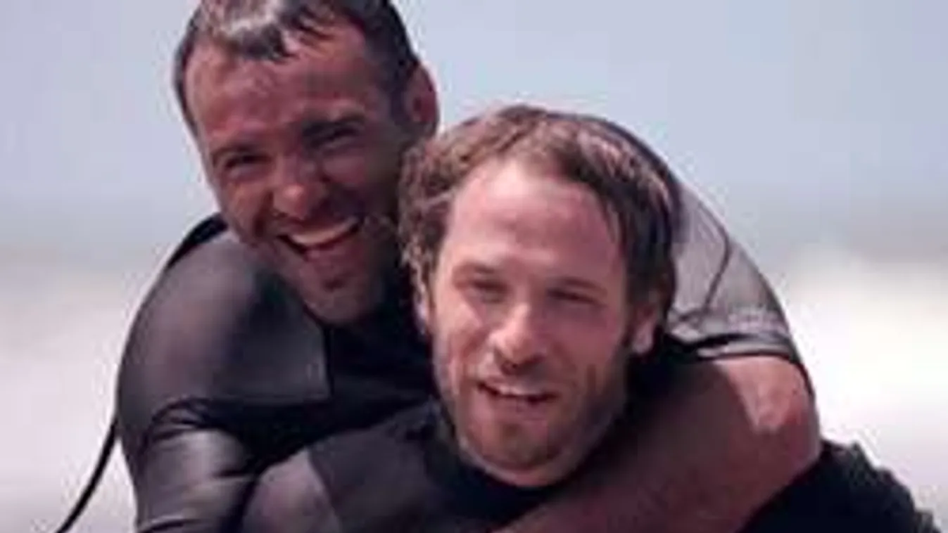 Megható! Szörfözni vitte lebénult rajongóját a bajnok