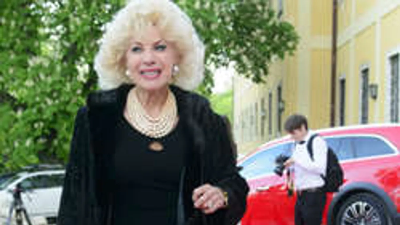 Bizarr video  Medveczky Ilonáról. Ilyen smink nélkül!