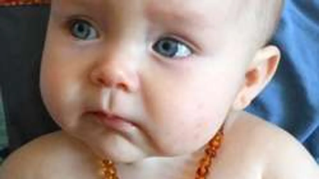 Most kiderül, veszélyes vagy hasznos a kisbabák borostyánnyaklánca