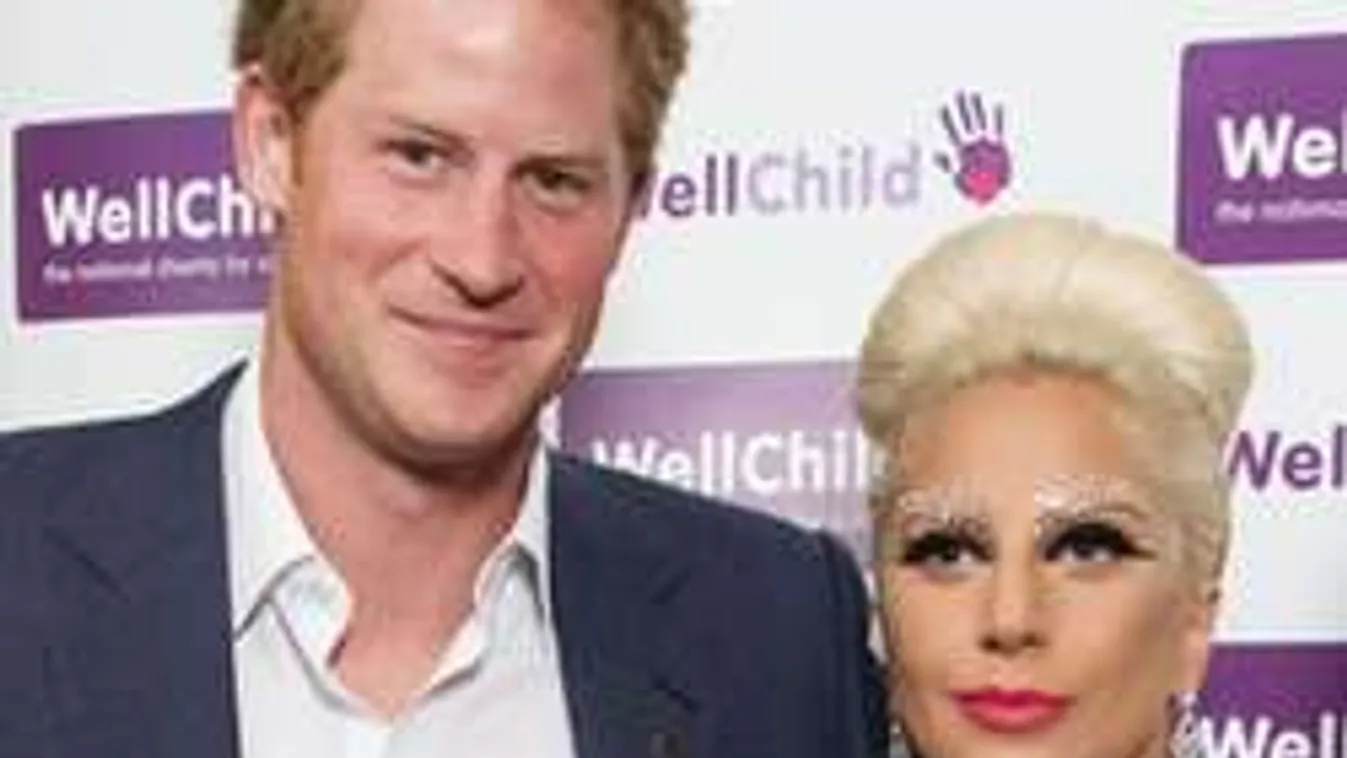 Harry herceg lecsekkolta Lady Gaga dekoltázsát - fotó