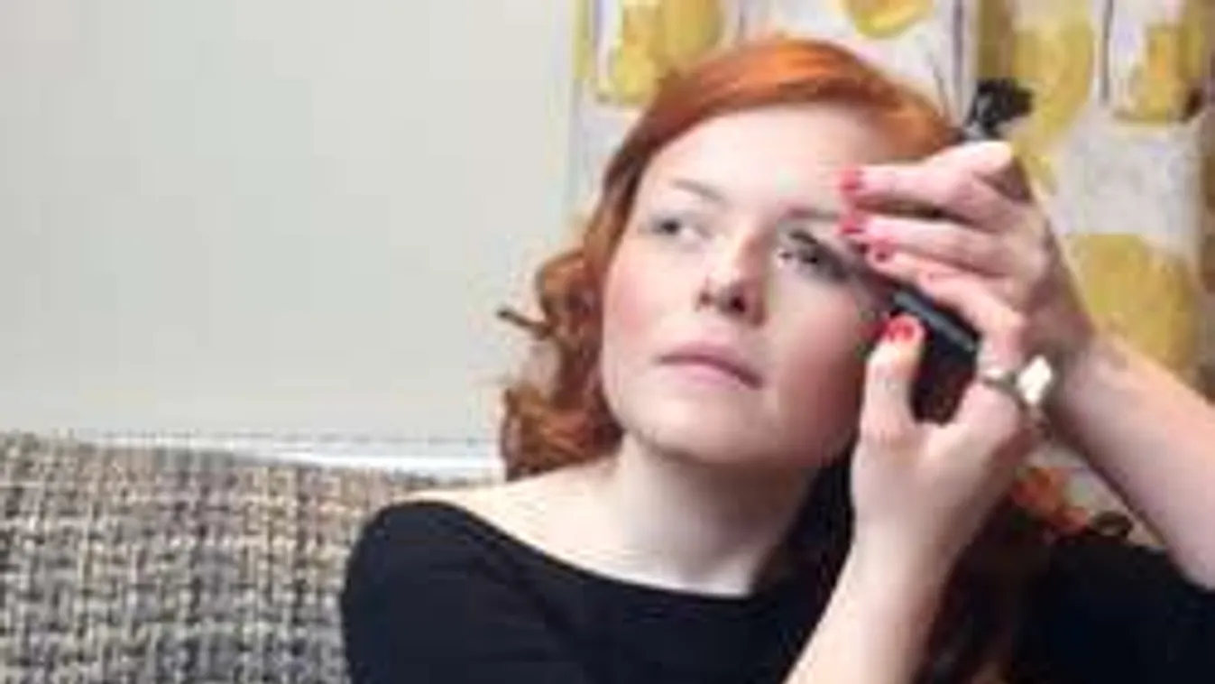 Elképesztő videó: így sminkel egy vak lány