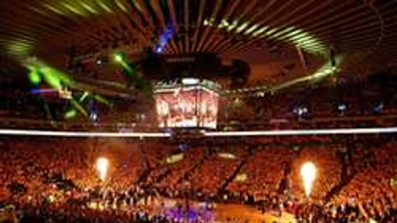 Elképesztő dobás! Bevágta félpályáról, csodakocsival ment haza! - videó