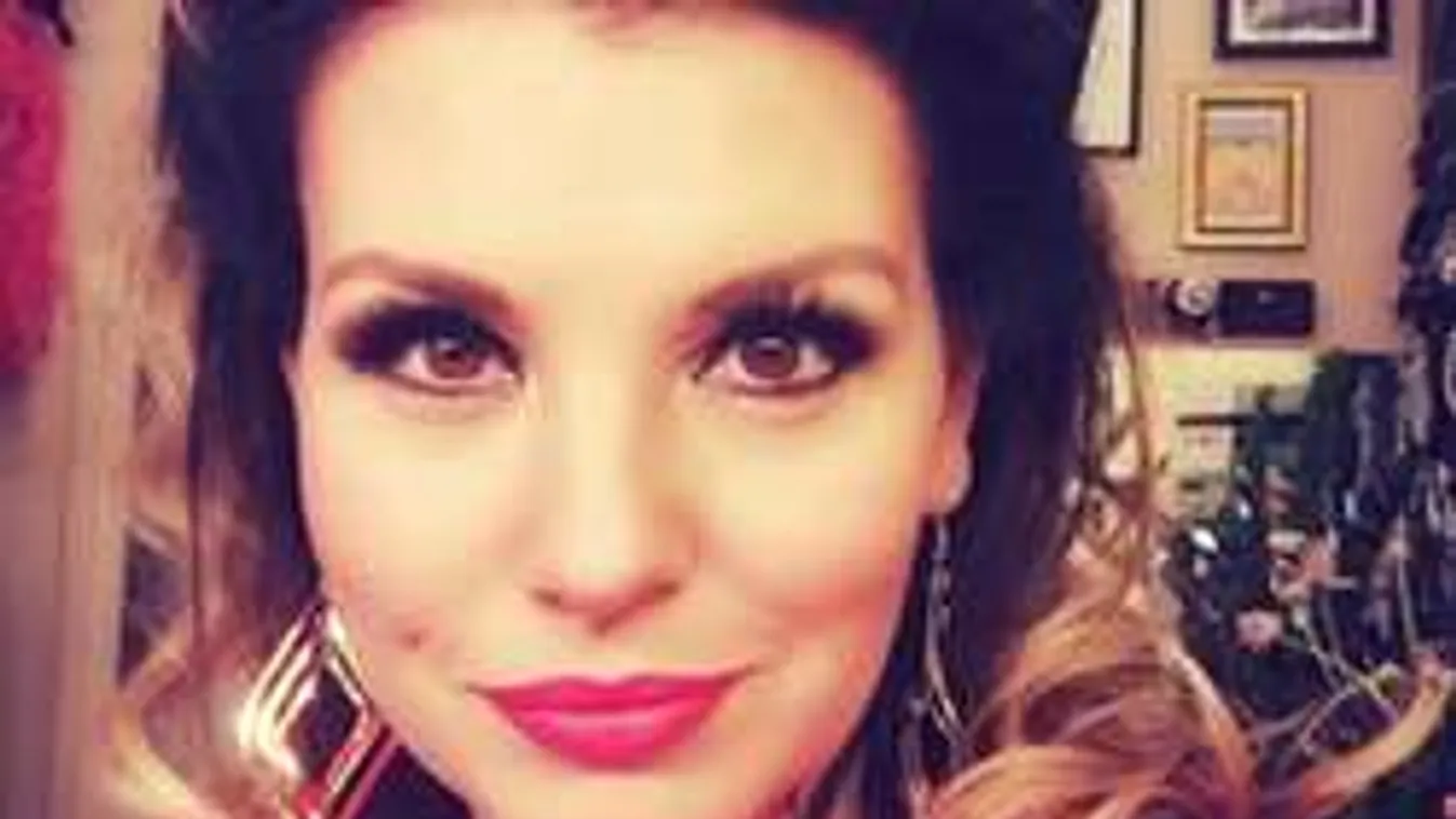 Liptai Claudia sörözés közben is gyönyörű