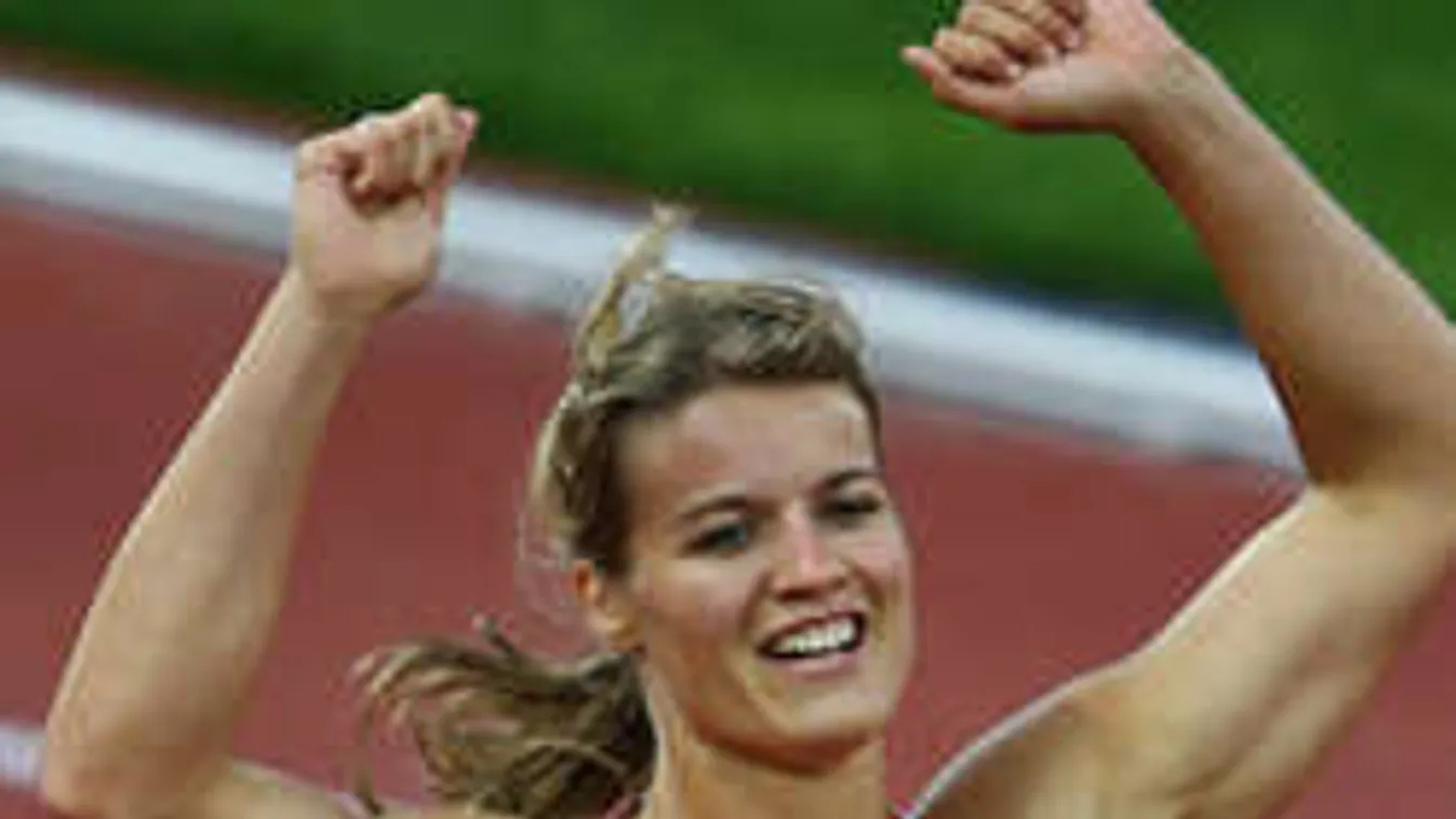 Legyorsulta az ultramodern autót egy futónő - videó