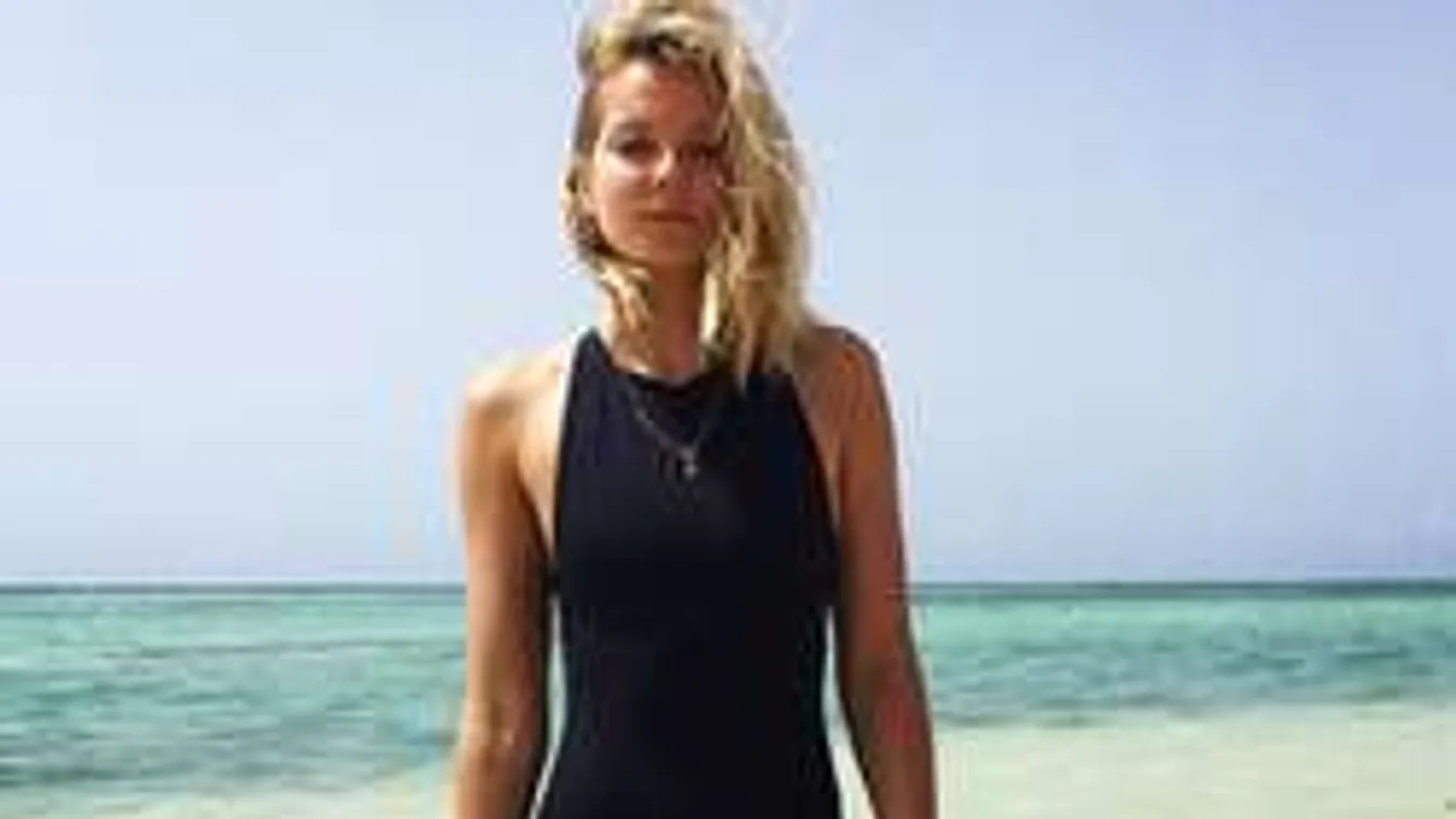 Nézd meg a topless fetrengő magyar szépséget! - Fotó