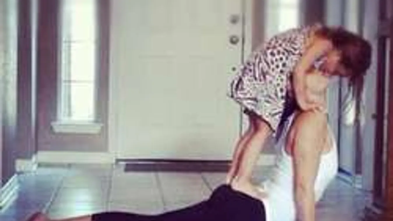 Gyönyörű fotókon babák és mamák jógája