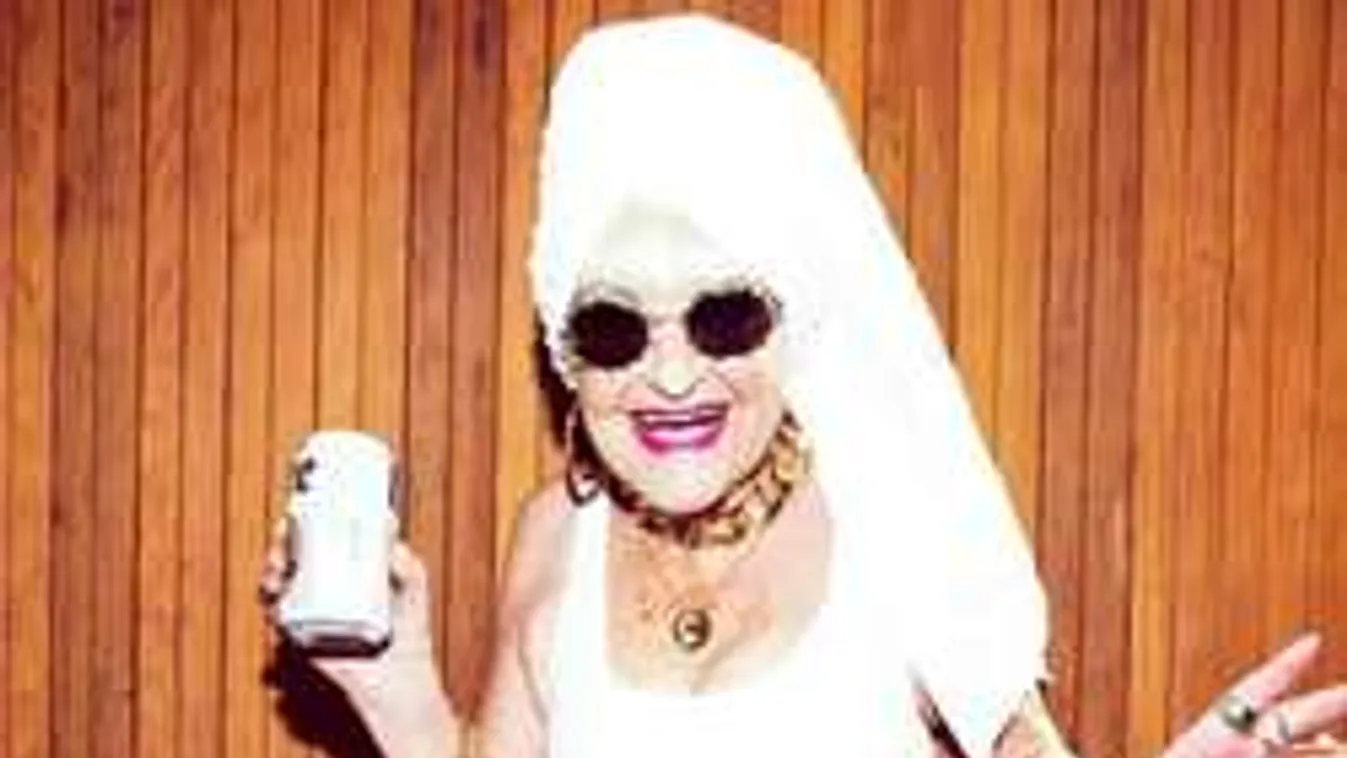 Divatmodell lett a füvező nagymami - KÉPEK