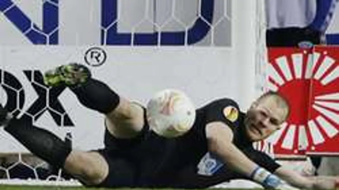 Micsoda kezdés! Fejbe dobta a bíró a kapust - videó