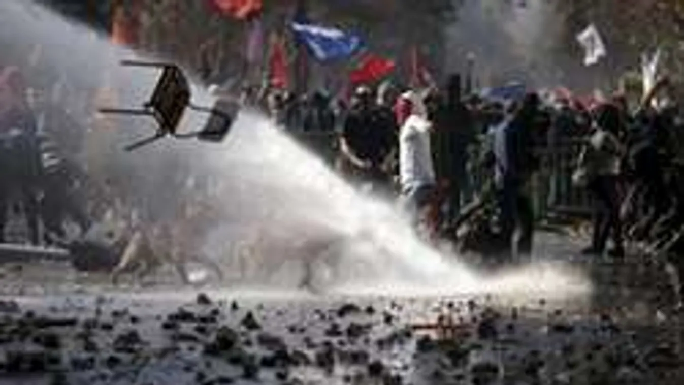 Botrány az utcán! Vízágyúval lőtték a tömeget - videó