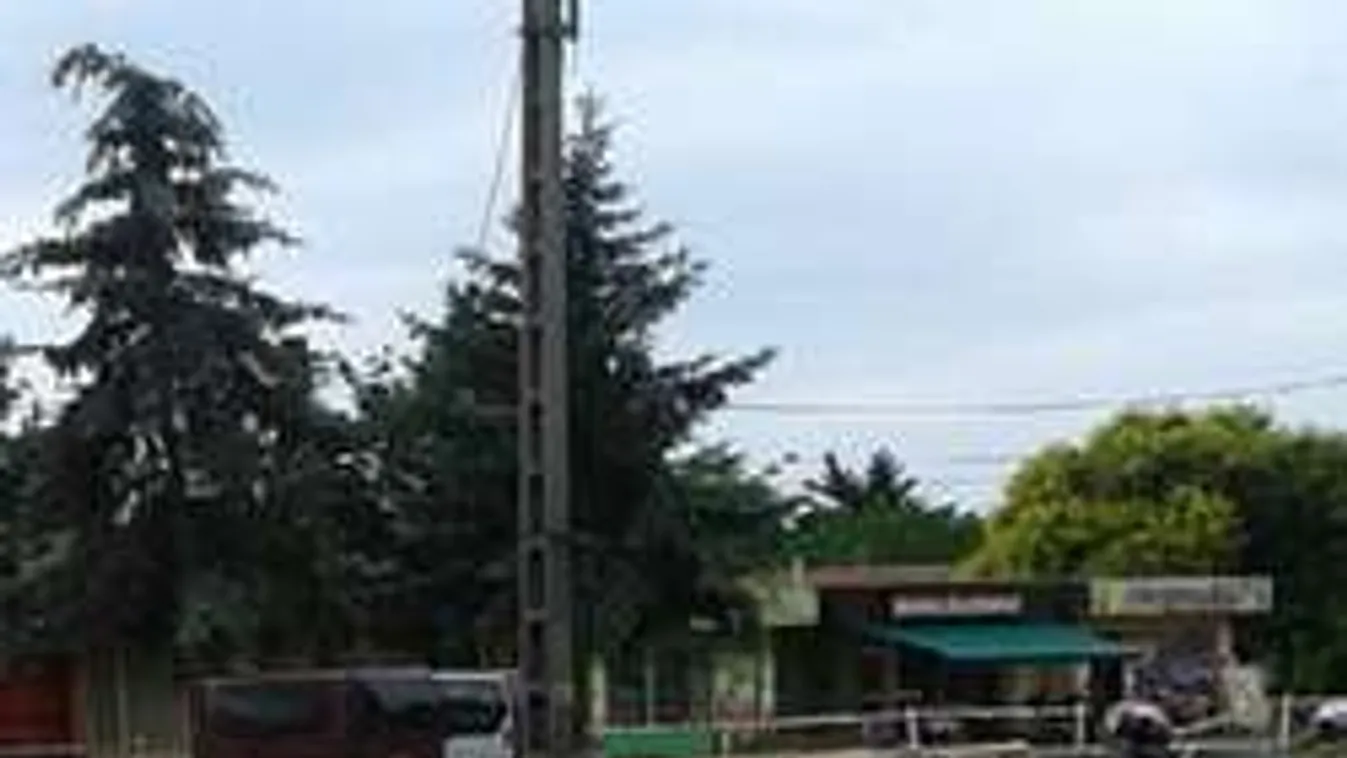 Villanyoszlop áll ki a főút közepéből. Ki hibázott ekkorát?