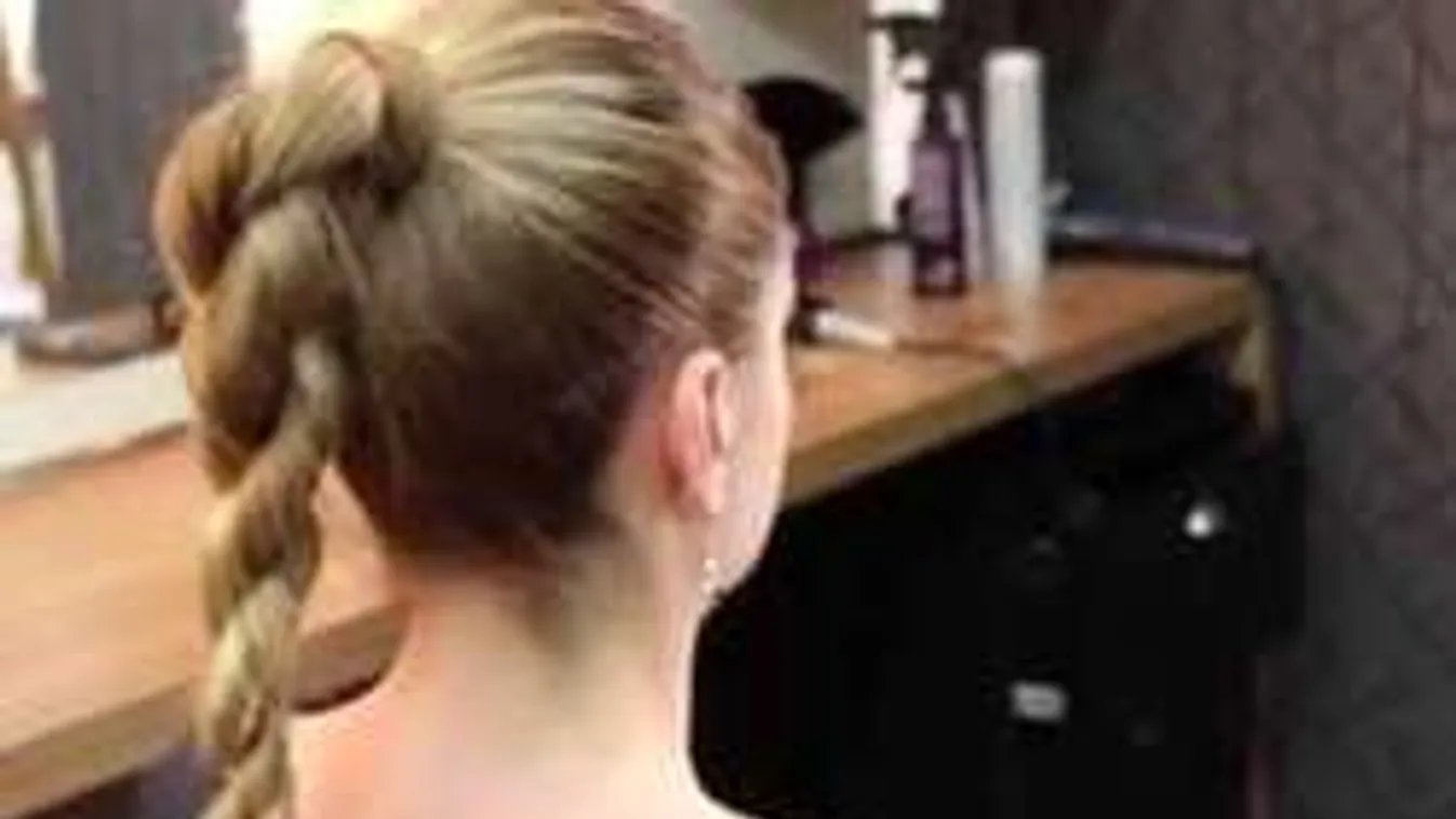 Figyelj, itt a legegyszerűbb szexi strandfrizura! - Videó