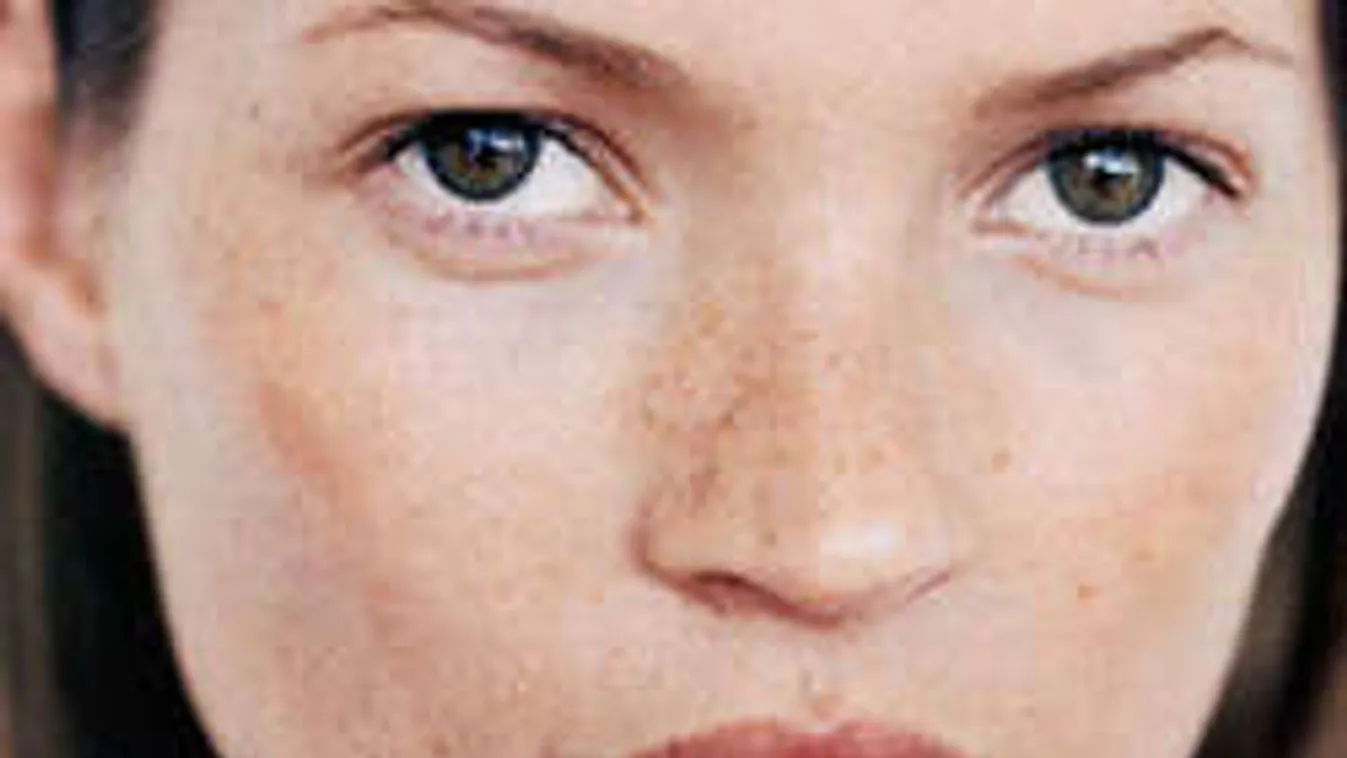 A dühöngő Kate Mosst rendőrök hozták le a repülőről