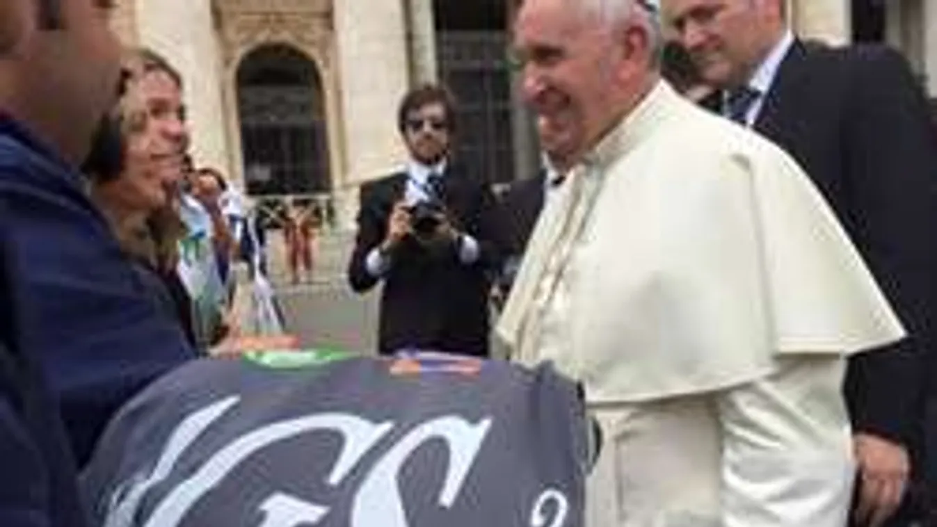 Magyar focimezt kapott Ferenc pápa