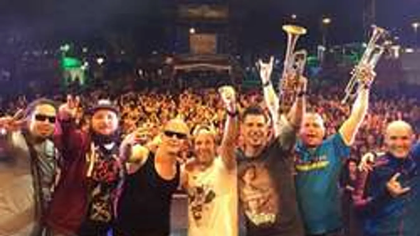 Magyar zenekar lép színpadra Robbie Williams előtt